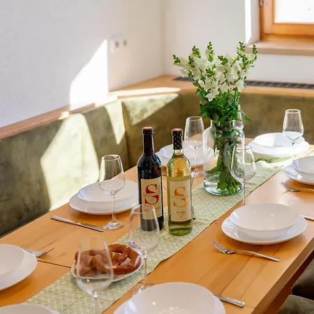 Gruenbichel Hof I アパート